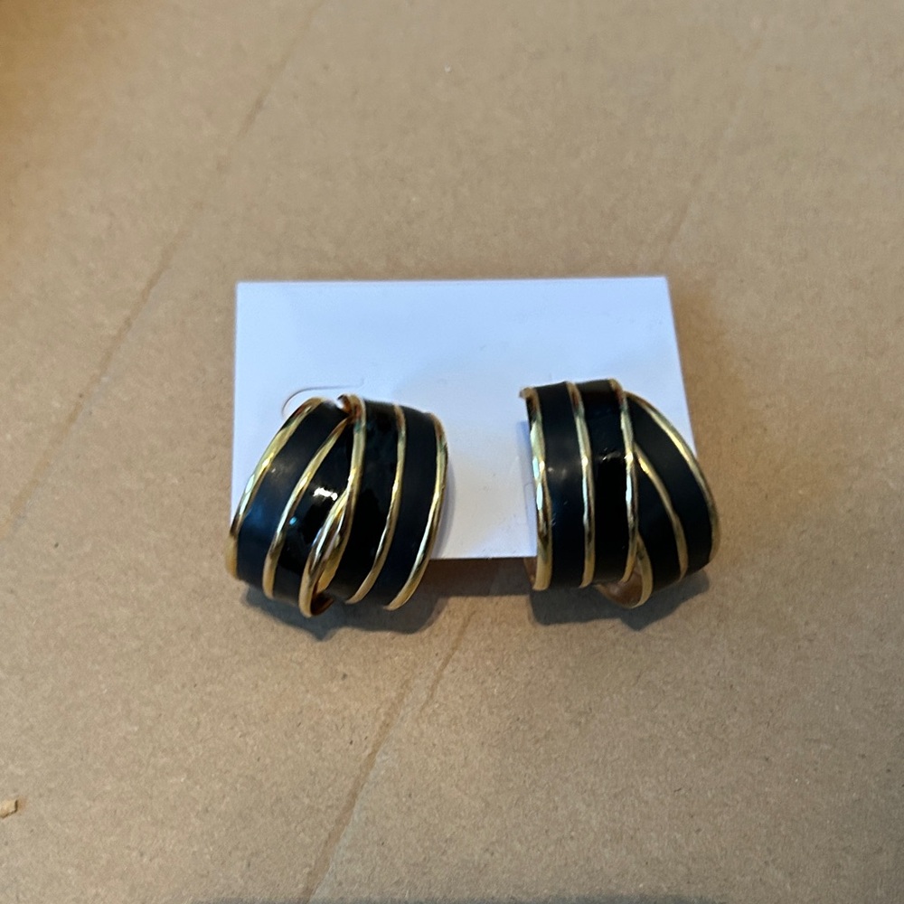 Elegant Black Enamel and Gold Tone‎ Earrings